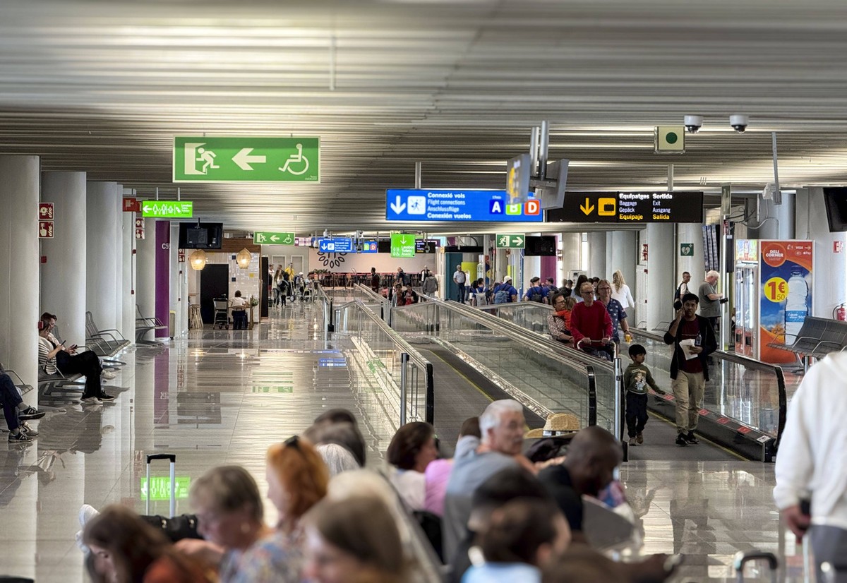 23.07.2025, Beliebtes Reiseziel der Deutschen, Mallorca. Airport Palma de Mallorca, Rollbänder und wartende Fluggäste am Abfluggate C59 und C57. 23.07.2025, Urlaubsreisen Mallorca 23.07.2025, Urlaubsr ...