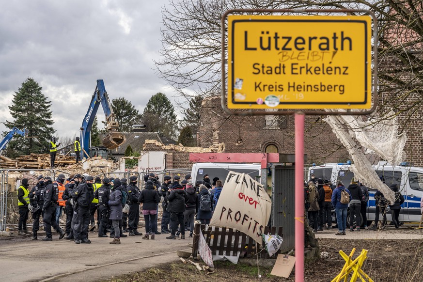 In Lützerath demonstrieren Aktivistinnen und Aktivisten gegen RWE.
