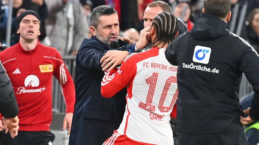 Rangelei,Streit,Handgreiflichkeit zwischen Leroy SANE Bayern Muenchen und Nenad BJELICA Trainer Union Berlin, der dafuer die Rote Karte sieht,Platzverweis. Fussball 1. Bundesliga Saison 2023/2024, 13. ...