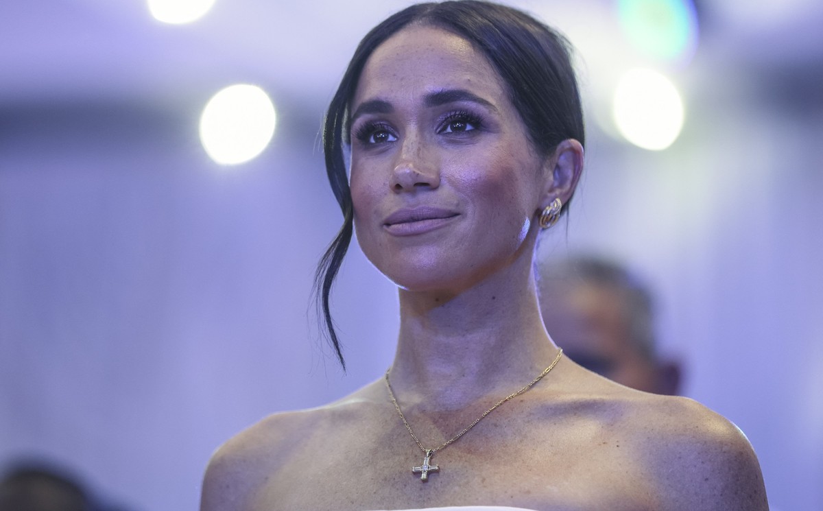 TOPSHOT - Britain&#039;s Meghan, Duchess of Sussex, looks on as she attends a Sit Out with Britain&#039;s Prince Harry (unseen), Duke of Sussex, at the Nigerian Defence Headquarters in Abuja on May 11 ...