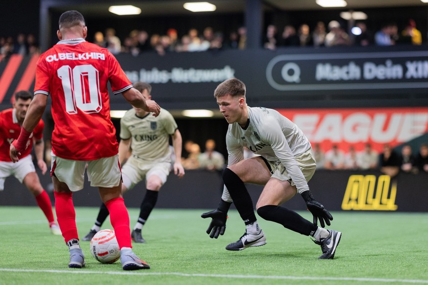 KINA - Marcel Jonetzko (r, 20), Torwart von Kickers Offenbach, steht für das Team Käfigtiger bei der Baller League in der Motorworld im Tor. Die neue Kleinfeld-Liga von Hummels und Podolski, die Balle ...