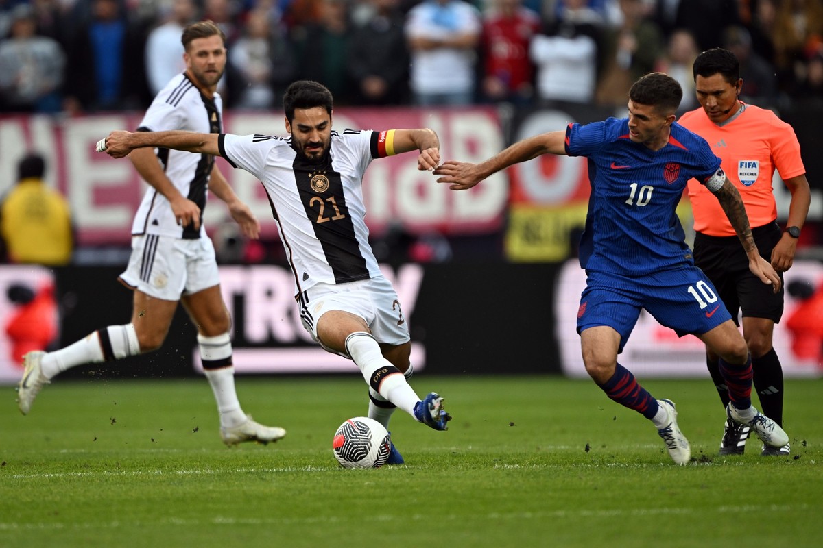 14.10.2023, USA, East Hartford: Fußball: Länderspiele, USA - Deutschland, Pratt &amp; Whitney Stadium at Rentschler Field. Deutschlands Ilkay Gündogan (l) und Christian Pulisic von den USA kämpfen um  ...