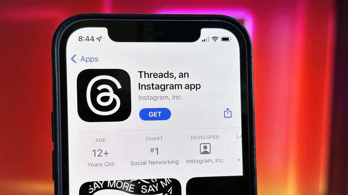 ARCHIV - 06.07.2023, USA, Cupertino: Die neue Social-Media-App Threads aus dem Facebook-Konzern Meta im App Store von Apple in den USA ist auf einem Bildschirm eines iPhone zu sehen. Der Kurznachricht ...