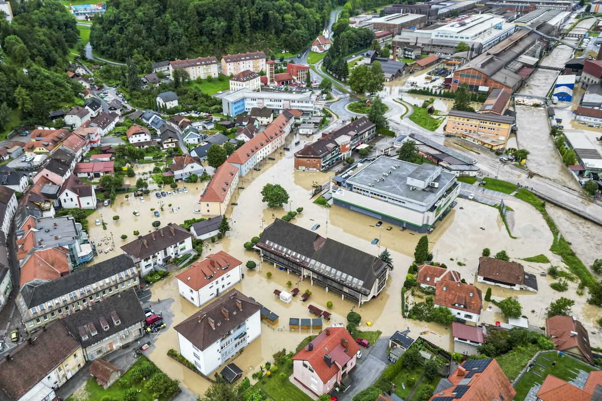 04.08.2023, Slowenien, Ravne na Koroskem: Blick auf ein überschwemmtes Gebiet in Ravne na Koroskem, rund 60 Kilometer nordöstlich von Ljubljana. Starke Regenfälle verursachten in Teilen Sloweniens Stu ...
