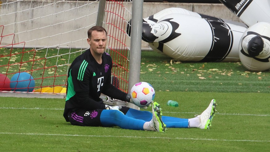 1 Manuel Neuer, mit Ball, am Boden, Fussball / FC Bayern Muenchen / Training an der Saebenerstrasse / 12.07.2023 / FOTO: Mladen Lackovic / LakoPress *** 1 Manuel Neuer, with ball, on the ground, footb ...