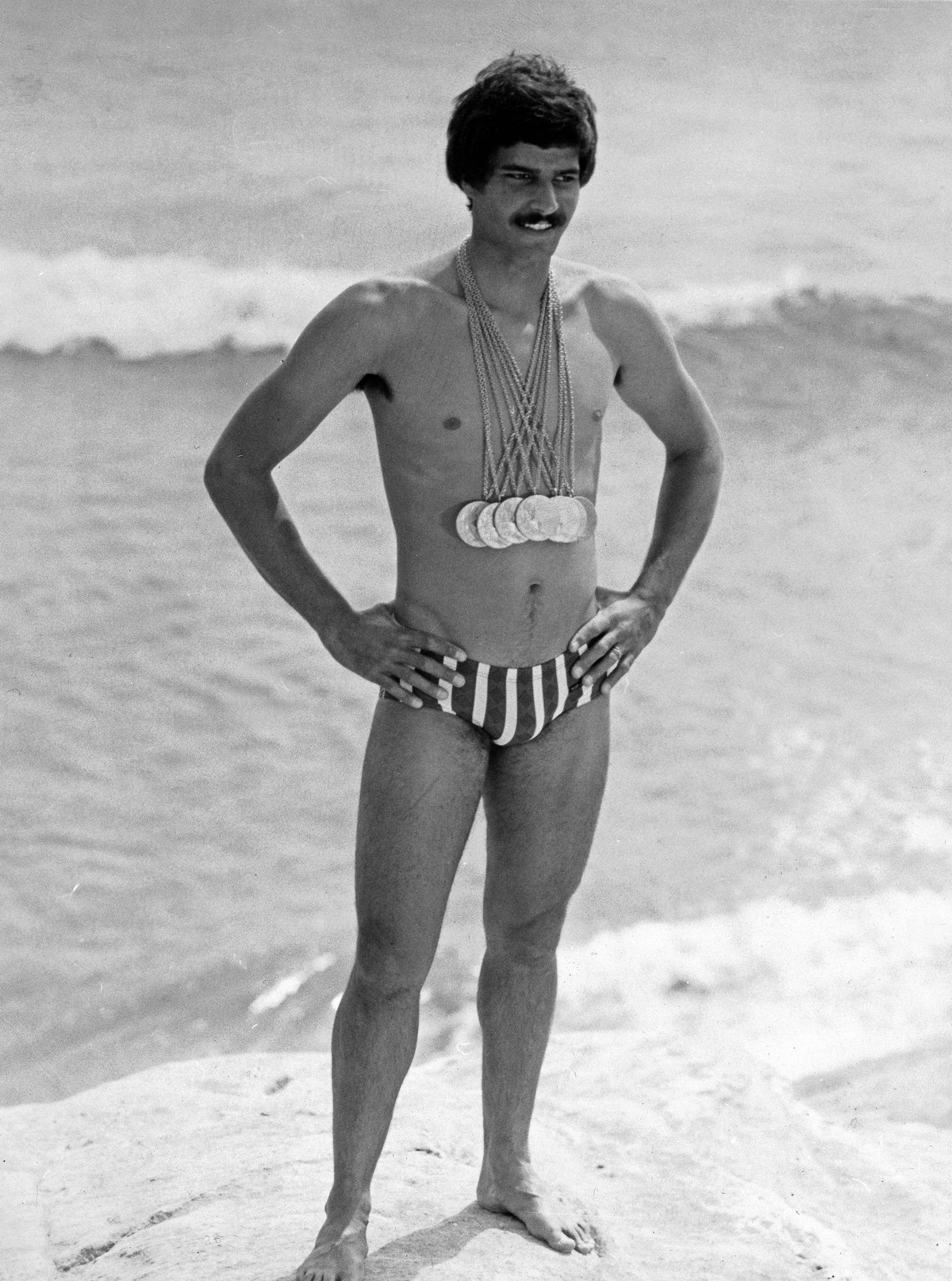 Berühmt war Spitz auch für seinen Schnauzer. Als er einem russischen Funktionär im Spaß erzählt, sein buschiger Gesichtsbalken sei ein aerodynamischer Vorteil, ist das komplette russische Schwimmteam ...