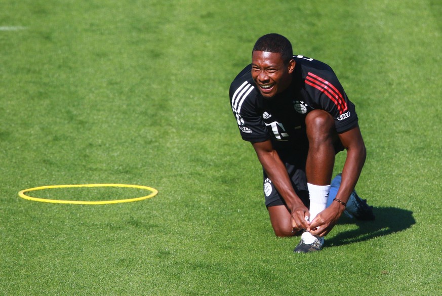 David Alaba schnuert seine Fussballschuhe, zufrieden, gut gelaunt Fussball 1. Bundesliga FC Bayern M