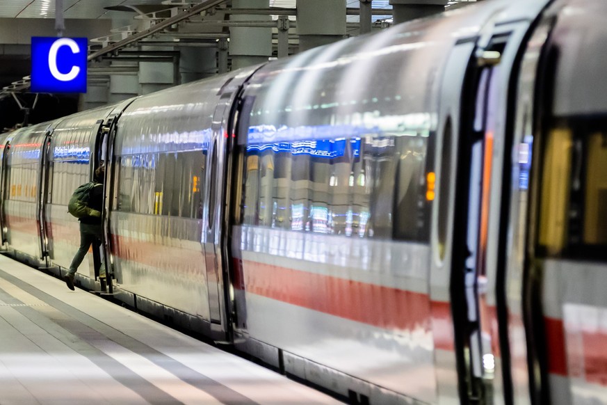 23.11.2023, Berlin: Ein Fahrgast steigt am Berliner Hauptbahnhof in einen ICE. Aktuell läuft die zweite Runde der Tarifverhandlungen zwischen der Deutschen Bahn und der GDL. In der Tarifauseinanderset ...