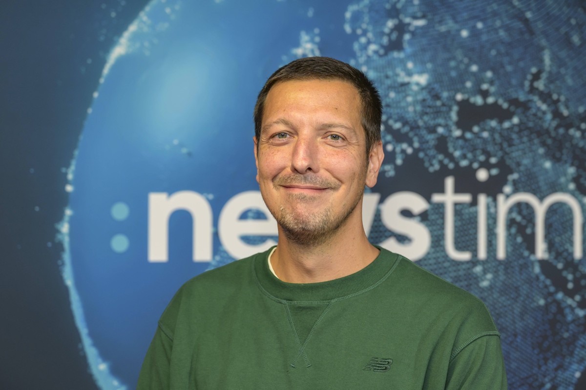 GER, Berlin, newstime, ProSiebenSAT.1 Empfang, Politikredaktion, Gespraech ueber den Daechern von Berlin, 08.10.2024, im Bild: Thilo Mischke, Journalist und ProSieben-Investigativreporter *** GER, Ber ...