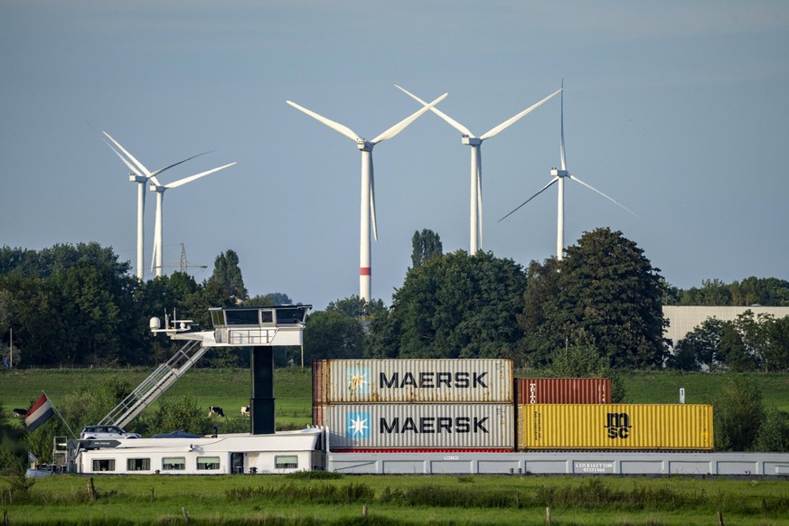 Container Frachtschiff auf dem Rhein in der Höhe von Emmerich, Windpark, Niederrhein, NRW, Deutschland, Rheinschifffahrt *** Container cargo ship on the Rhine at the height of Emmerich, wind farm, Low ...