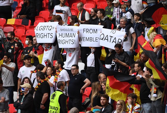 FUSSBALL Euro 2021 Achtelfinale Spiel 44 in London England - Deutschland 29.06.2021 Fans der Deutschen Nationalmannschaft zeigen auf der auf der Tribuene Pappen mit der Aufschrift: LGBTQ+ RIGHTS SCHOU ...