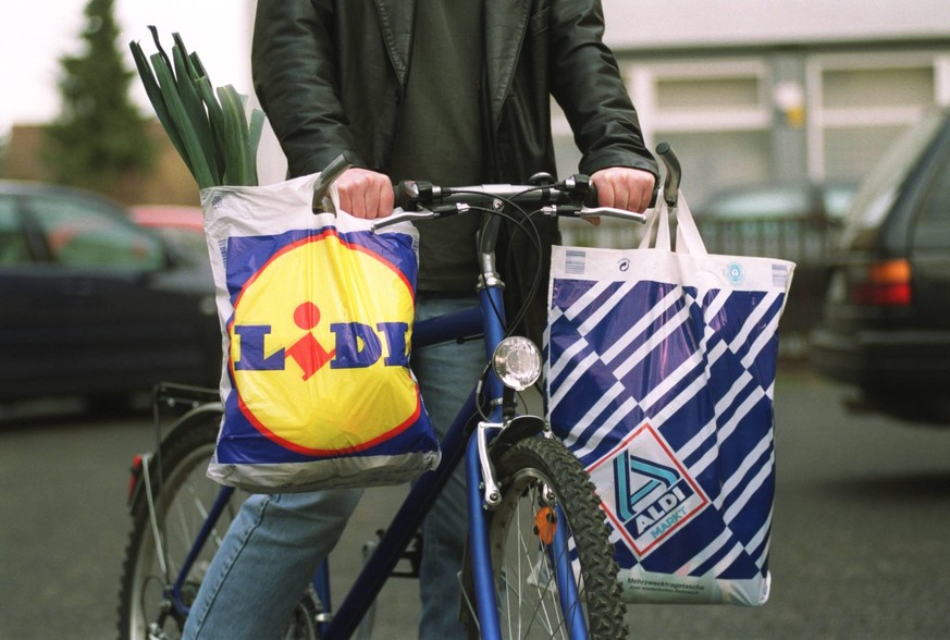 Bildnummer: 56953780 Datum: 04.02.2004 Copyright: imago/teutopress
Feature / Symbol: Einkauf, Discountmarkt, Discounter 02/04 thg Wirtschaft Deutschland Einkaufen Einkauf Supermarkt Verbrauchermarkt E ...