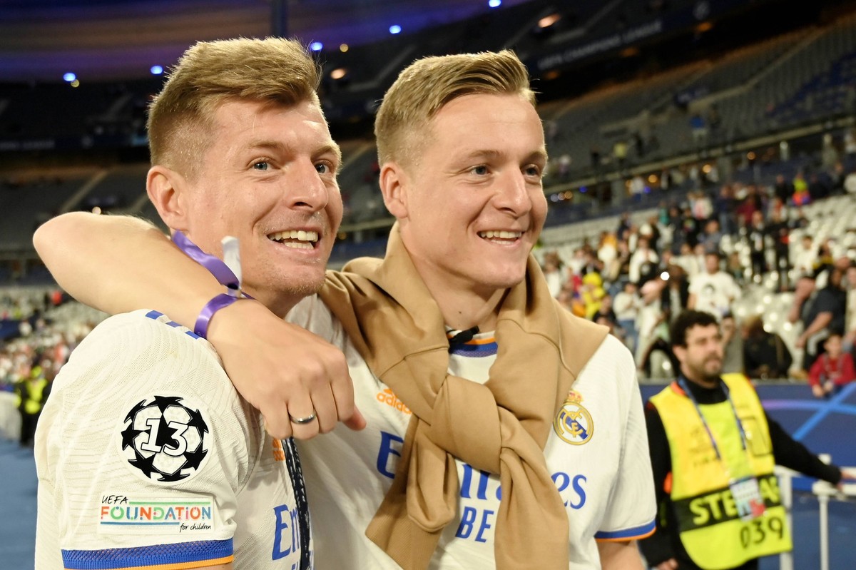 Paris, Stade de France, 28.05.22, GER, Herren, UEFA Champions League, Finale 2022, FC Liverpool - Real Madrid Bild: v.li. Toni Kroos Real Madrid mit seinem Bruder Felix Kroos Nur fuer journalistische  ...