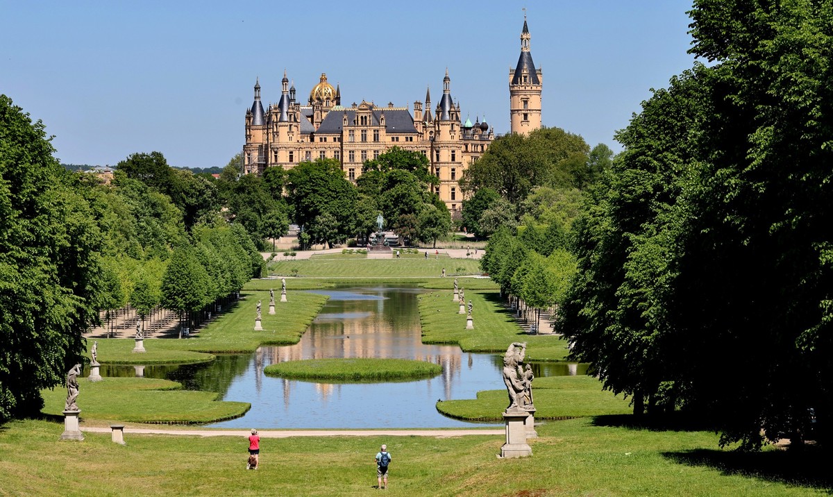 ARCHIV - 14.05.2024, Mecklenburg-Vorpommern, Schwerin: Das Schloss mit dem Schlossgarten. Das Residenzensemble Schwerin steht seit 2014 auf der Liste der Bundesrepublik Deutschland zur Bewerbung um de ...