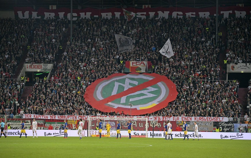 "Der Kapitän der korrupten Crew verlässt das sinkende Schiff – DFB, Zeit für einen Kurswechsel!" – forderten die Fans des FC Augsburg schon im DFB-Pokal gegen Leipzig.