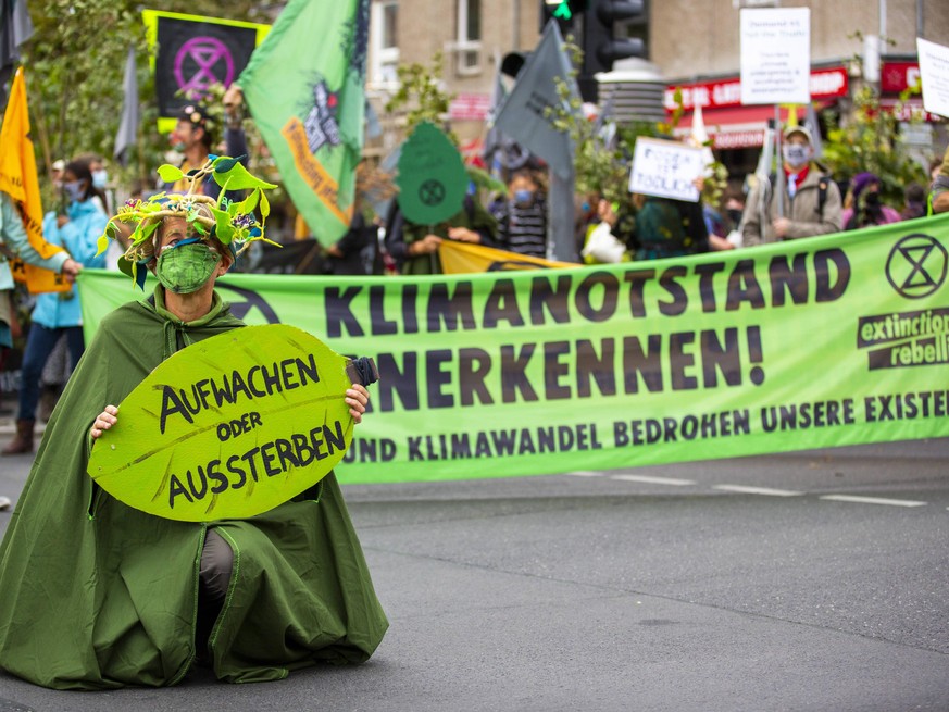 Die Protestaktion Zug der Toten Bäume von Extinction Rebellion ist der Auftakt der Aktionswoche - Die Aktion zieht vom Bundesministerium für Landwirtschaft zum Invalidenpark und soll darauf aufmerksam ...