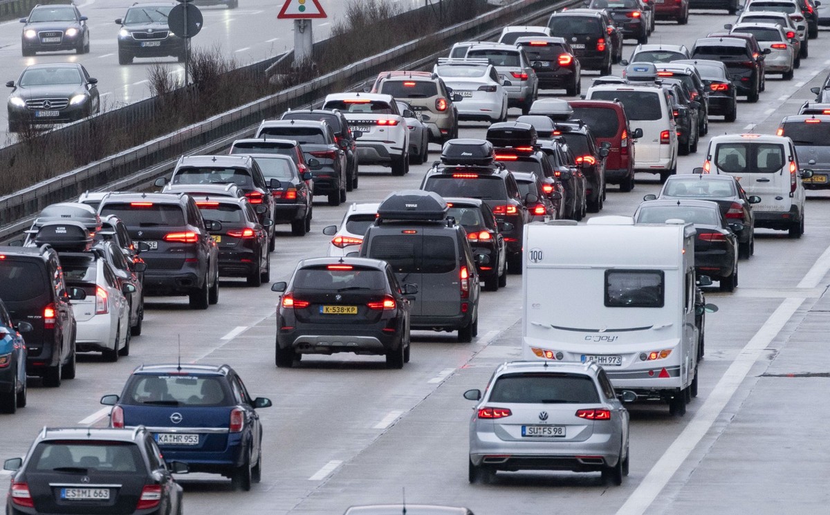 ARCHIV - 23.12.2022, Baden-Württemberg, Gruibingen: Autos stehen auf der Autobahn 8 in Fahrtrichtung München im Stau. (zu dpa: «Von der Skipiste in den Stau: ADAC warnt vor Verkehr am Wochenende») Fot ...