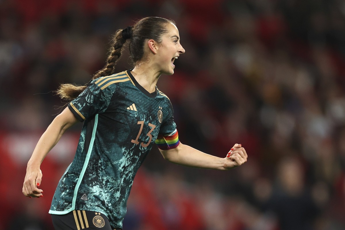 ARCHIV - 25.10.2024, Großbritannien, London: Fußball, Frauen: Länderspiele, England - Deutschland im Wembley Stadion, Deutschlands Sara Däbritz jubelt nach ihrem Tor zum 3:4. (zu dpa: «Nationalspieler ...