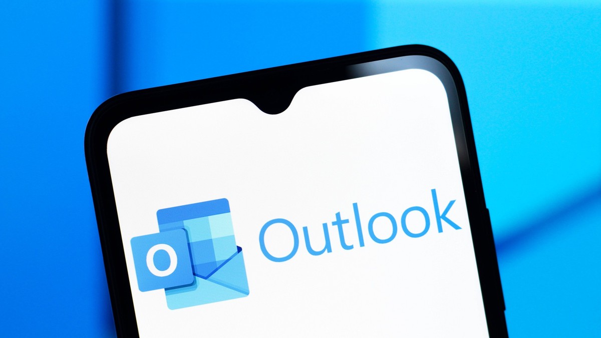 Photo illustration in Canada - 01 Mar 2025 In this photo illustration, the Microsoft Outlook logo is seen displayed on a smartphone screen. Canada Copyright: xThomasxFullerx/xSOPAxImagesx TFSPI_010320 ...