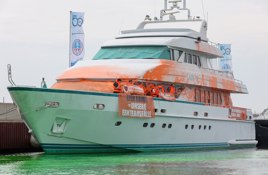 Um auf den "unverhältnismäßigen Überkonsum" der Reichen aufmerksam zu machen, haben Aktivist:innen der Letzten Generation eine Yacht in Schleswig-Holstein mit Farbe besprüht und das Wasser grün gefärb ...