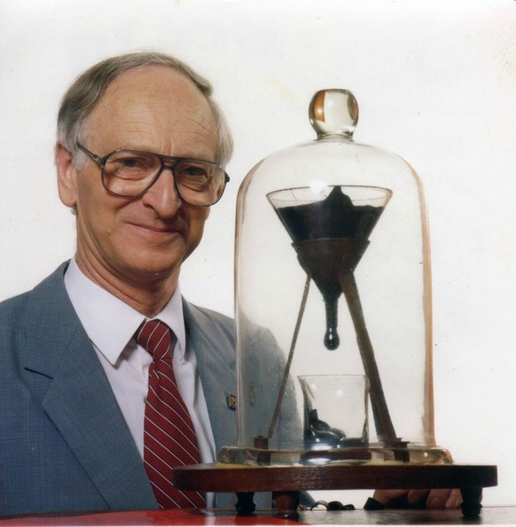 John Mainstone betreute das Pechtropfenexperiment 52 Jahre lang. Er starb 2013.
