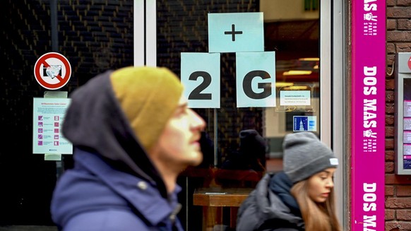 Hamburg 05.Januar 2022 Schilder in den Geschaeften Laeden , die Corona Maßnahmen werden verschärft - 2G + Plus Regel wird ausgeweitet Symbolfotos zum Thema 2G Plus 2G plus bedeutet, dass nur Menschen  ...