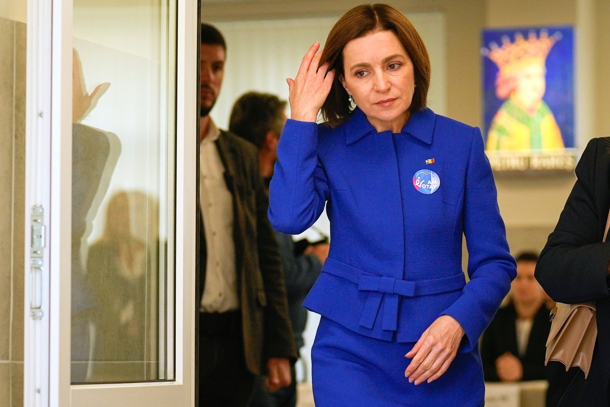28.09.2025, Moldau, Chisinau: Moldaus Präsidentin Maia Sandu verlässt ein Wahllokal, nachdem sie bei der Parlamentswahl ihre Stimme abgegeben hat. Foto: Vadim Ghirda/AP/dpa +++ dpa-Bildfunk +++