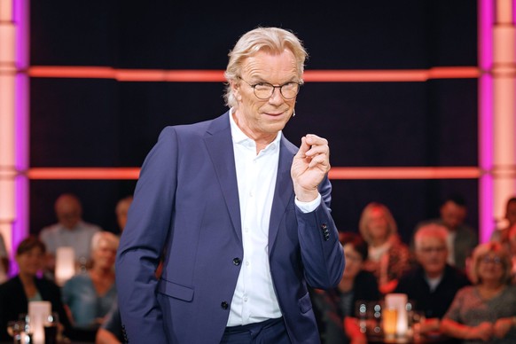 MDR - Riverboat. Moderator Wolfgang Lippert anl��lich der Aufzeichnung der MDR - Talkshow Riverboat am 29.09.2023 in der Mediacity Leipzig. 20230930SFL0004 *** MDR Riverboat host Wolfgang Lippert on t ...