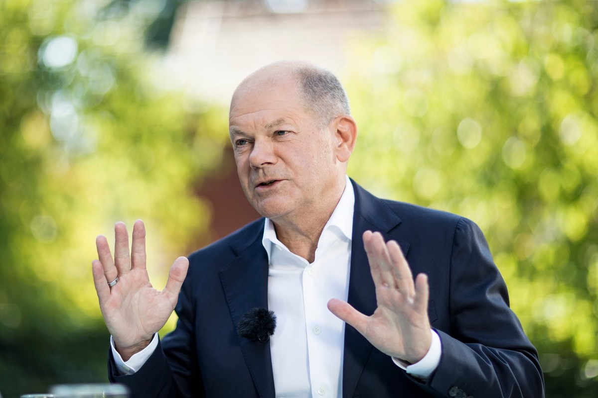 HANDOUT - 08.09.2024, Brandenburg, Caputh: Bundeskanzler Olaf Scholz gestikukiert beim ZDF-Sommerinterview vor dem Einstein-Haus. Foto: Thomas Kierok/ZDF/dpa - ACHTUNG: Nur zur redaktionellen Verwendu ...