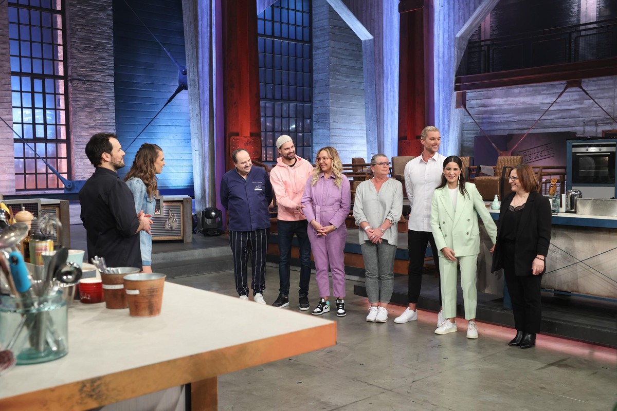 V.l.: Steffen Henssler, Laura Wontorra, Johann Lafer, Jimi Blue Ochsenknecht, Natascha Ochsenknecht, Mama Anja, Kim Tränka, Chryssanthi Kavazi und Mama Theodora

Die Verwendung des sendungsbezogenen M ...