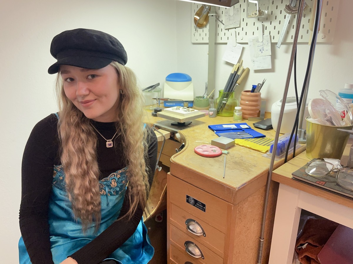 Chiara macht seit etwa eineinhalb Jahren eine Ausbildung zur Goldschmiedin.