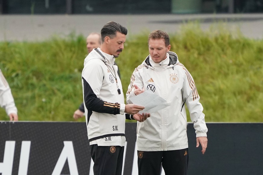 Bundestrainer Julian Nagelsmann Deutschland Germany und Co-Trainer/Assistenztrainer Sandro Wagner Deutschland Germany mit den Notizen zum Training und Matchplan - 16.11.2023: Training Deutsche Nationa ...