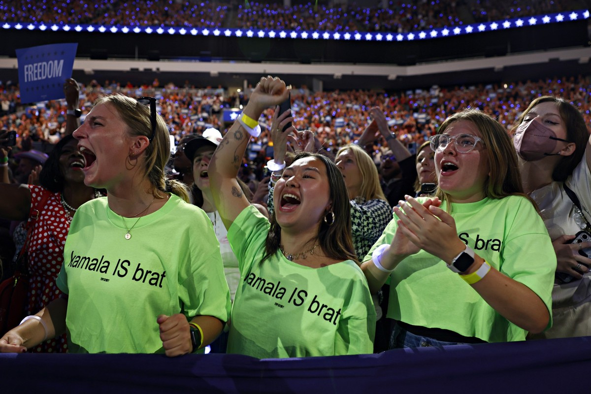 ARCHIV - 20.08.2024, USA, Milwaukee: Unterstützer der demokratischen Präsidentschaftskandidatin Kamala Harris jubeln in neongrünen T-Shirts mit der Aufschrift &quot;kamala IS brat&quot; während ihrer  ...