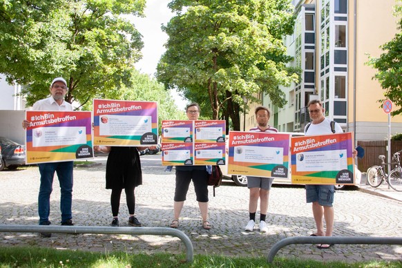 IchBinArmutsbetroffen Fotoaktion Am 18.6.2022 gab es in München ein Fotoflashmob der Kampagne Ich Bin Armutsbetroffen. Die Bewegung bildete sich auf Twitter, nachdem eine Hartz IV Empfängerin am 17.5. ...