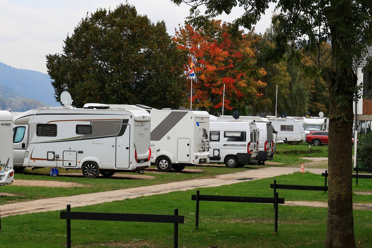 Symbolfoto Camping, Wohnmobil, Wohnwagen, Campingplatz Sonnenstrand in Bacharach , Urlaub im Wohnmobil am Rhein, , *** Symbol photo camping, motorhome, caravan, camping site Sonnenstrand in Bacharach, ...