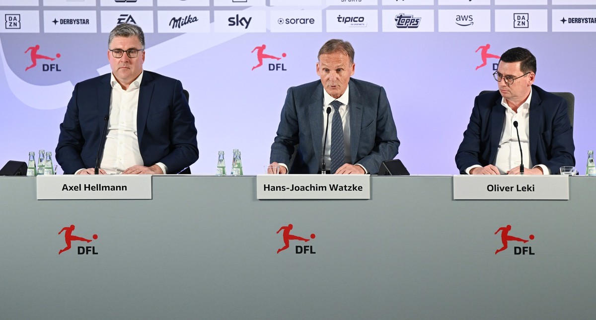 24.05.2023, Hessen, Frankfurt/Main: Axel Hellmann (l-r), Vorstandssprecher der Eintracht Frankfurt Fu�ball AG und einer der beiden Gesch�ftsf�hrer der DFL GmbH, Hans-Joachim Watzke, Gesch�ftsf�hrer vo ...