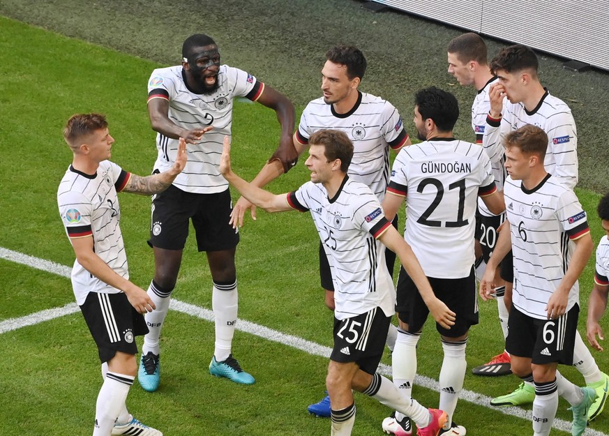 Die deutsche Nationalmannschaft jubelt während der EM
