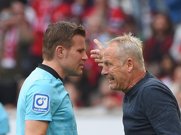 Sport Themen der Woche KW18 07.05.2022, xhbx, Fussball 1.Bundesliga, SC Freiburg - 1.FC Union Berlin emspor, v.l. Felix Brych DFB Schiedsrichter, Gelbe Karte fuer, receive a yellow card, Trainer Chris ...