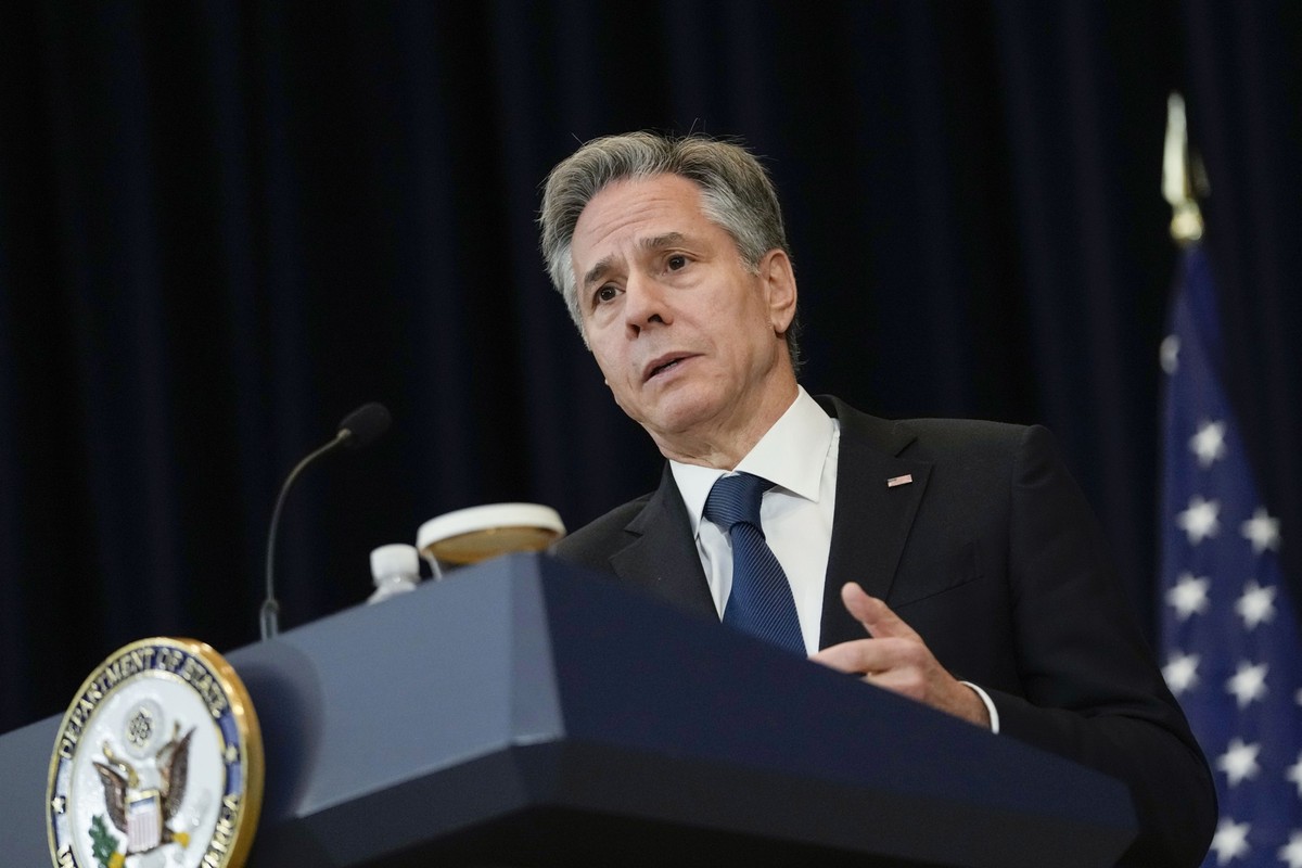 24.04.2023, USA, Washington: Antony Blinken, Außenminister der USA, spricht während einer Pressekonferenz mit dem kenianischen Kabinettssekretär für Außen- und Diasporaangelegenheiten Mutua, im Außenm ...