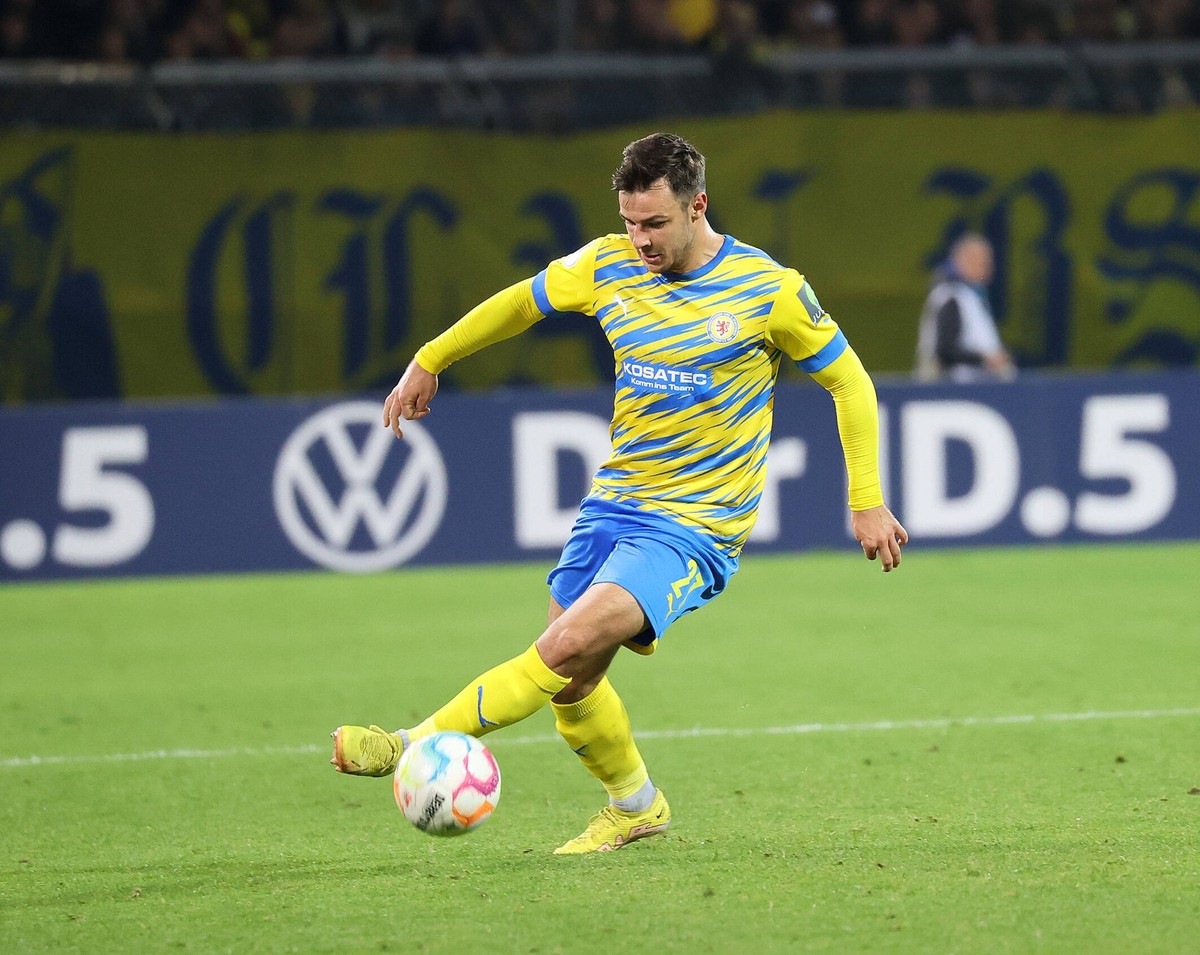 Niko Kijewski Eintracht Braunschweig am Ball Fussball, Saison 2022/2023, Herren, DFB Pokal, Eintracht Stadion Braunschweig,2.Hauptrunde, Eintracht Braunschweig gegen VfL Wolfsburg, 1-2 DFL REGULATIONS ...