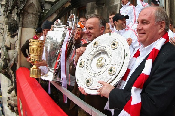 Zum Rueckzug von Uli Hoeness als Praesident des FC Bayern Muenchen. Archivfoto; v.re:Uli HOENESS (HÅ¡ness,Praesident Bayern Muenchen) mit der Meisterschale,Karl Heinz RUMMENIGGE, (Vorstandsvorsitzende ...