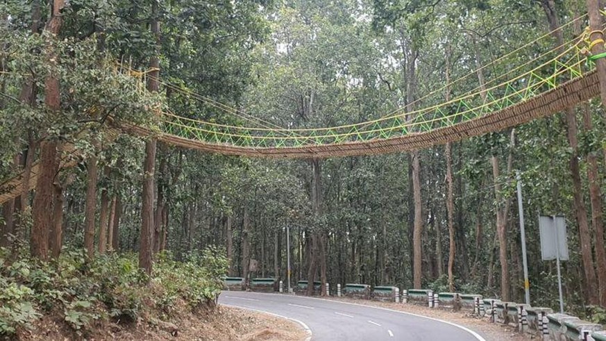 Die Brücke besteht aus Bambus, Jute und Gras.