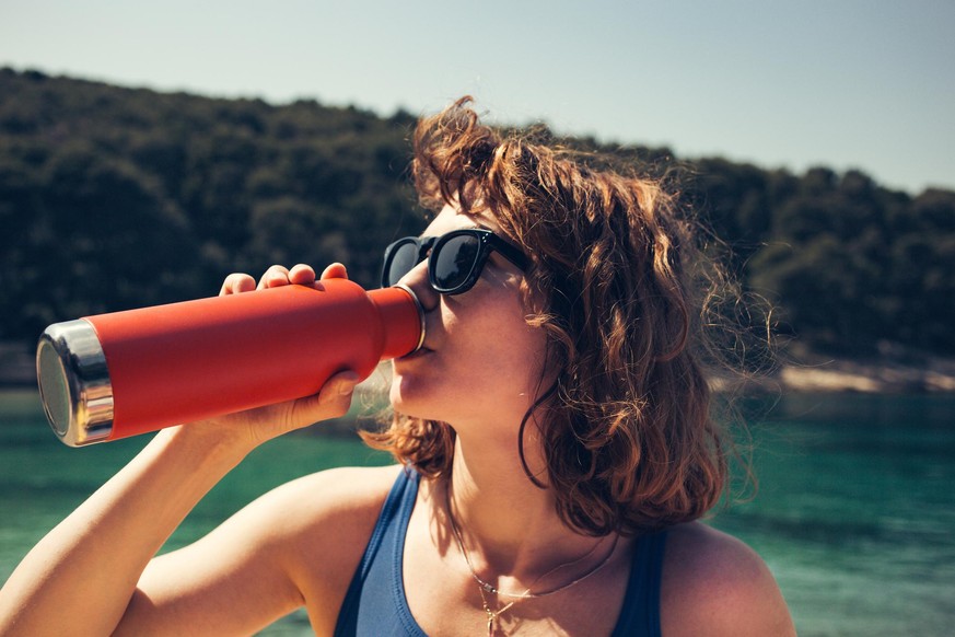 Lieber eine Trinkflasche aus Metall von Zuhause in den Urlaub mitnehmen anstatt Plastikflaschen zu kaufen.