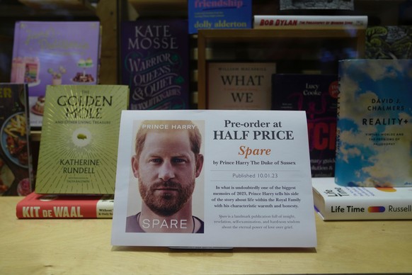 05.01.2023, Großbritannien, London: Ein Werbeplakat für die Biografie von Prinz Harry mit dem Titel «Spare» wird in einer Buchhandlung ausgestellt. Gewalt, Sex, Verrat: In seinen Memoiren hat Prinz Ha ...