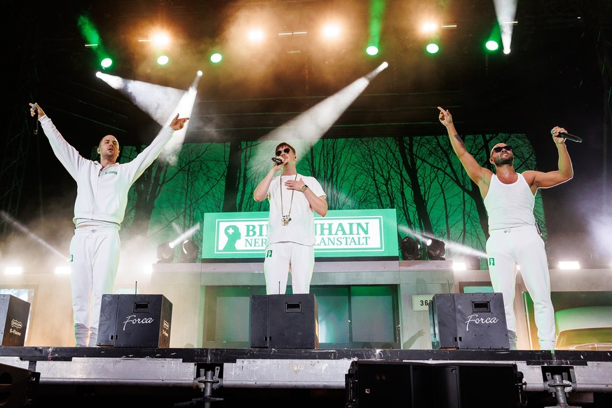 ABD0195_20230819 - ST. PÖLTEN - ÖSTERREICH: Rapper Nico Seyfrid, Rapper Tarek Ebéné und Rapper Maxim Drüner der Band &quot;K.I.Z&quot; während eines Konzertes auf der &quot;Space Stage&quot; im Rahmen ...