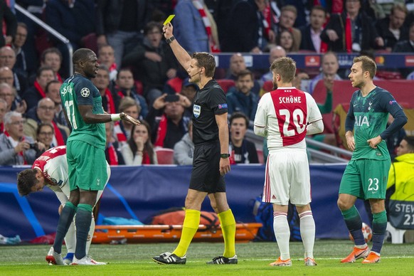 Champions League 2018-2019 Ajax - Tottenham Hotspur Semi Final 08-05-2019: Voetbal: Ajax v Tottenham Hotspur: Amsterdam Moussa Sissoko of Tottenham Hotspur receives yellow card from referee Felix Bryc ...