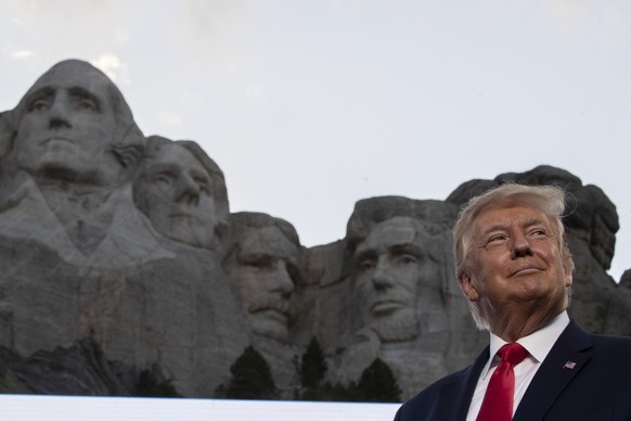 dpatopbilder - 04.07.2020, USA, Keystone: Donald Trump, Pr�sident der USA, l�chelt am Denkmal Mount Rushmore. Anl�sslich des Unabh�ngigkeitstages (�Independence Day�) am 04.07.2020 war US-Pr�sident Tr ...