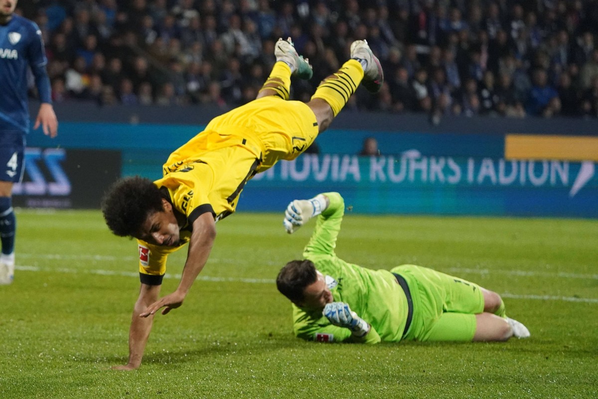 Fussball, 1.BL Saison 2022/2023, VfL Bochum - Borussia Dortmund, 28.04.2023, Vonovia RuhrStadion Bochum, Karim Adeyemi, BVB Manuel Riemann,VfL Bochum, *** Football, 1 BL season 2022 2023, VfL Bochum B ...