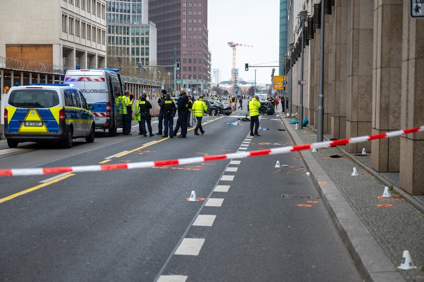 09.03.2024, Berlin: Polizisten stehen an einer Unfallstelle in der Leipziger Stra