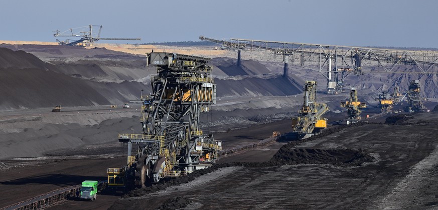 Die Förderbrücke F60 und mehrere Bagger stehen im Braunkohletagebau Welzow-Süd der Lausitz Energie Bergbau AG (LEAG). Hier wird seit 1959 das 2. Lausitzer Kohleflöz abgebaut. Dazu müssen sich die ries ...